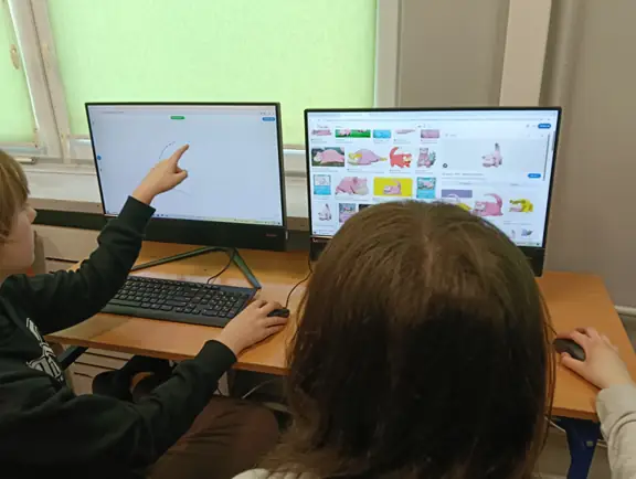 uczniowie tworzą własne projekty 3D w Tinercad