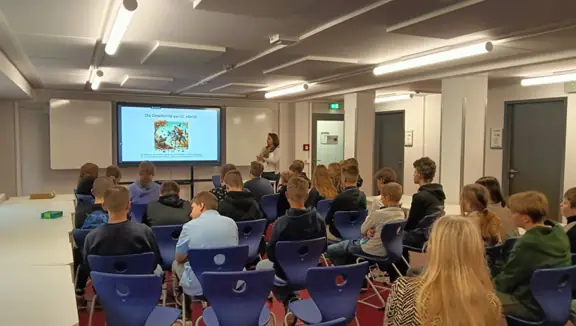 Uczestnicy warsztatów oglądają prezentację multimedialną dotyczącą święta Marcina.