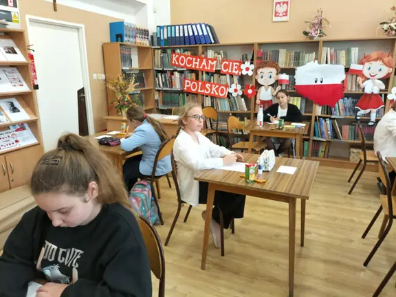 Uczestnicy konkursu wykonują zadania konkursowe.