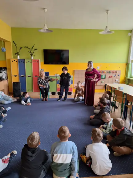 Rozmowa z dziećmi na temat przeczytanej im legendy o Stargardzie.