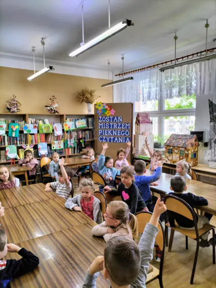 Przedszkolaki aktywnie uczestniczą w zajęciach.