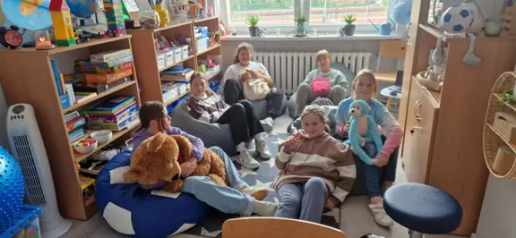 Uczniowie spędzający przerwę w gabinecie pedagoga.