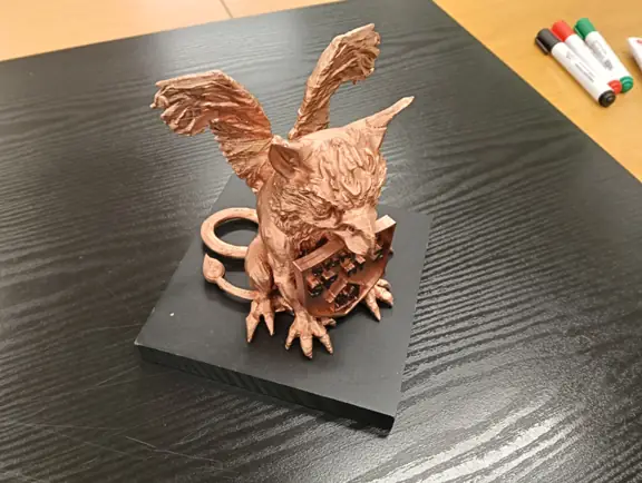 pomalowany-duzy-gryf-z-tarcza-szkoly-widok-z-gory-jpg