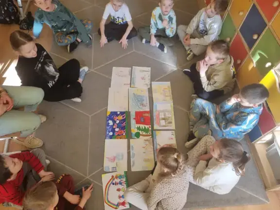 Dzieci z kl. Ib ułożyli ilustracje według kolejności wydarzeń tworząc klasową książeczkę.