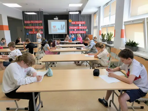 Uczniowie klas V i VI wykonują zestaw ćwiczeń frazeologicznych.