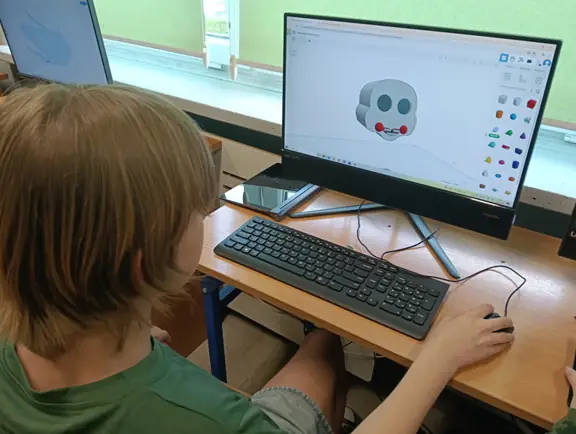 uczennica tworzy własny projekt w programie Tinkercad
