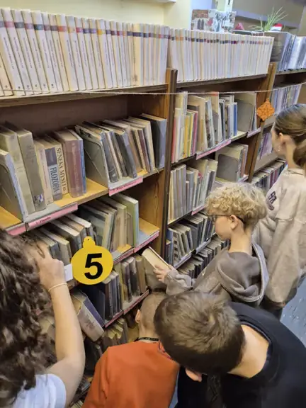 po-znalezieniu-bombki-z-numerem-zadania-grupa-nr-1-z-kl--via-poszukuje-koperty-z-zadaniem--jpg