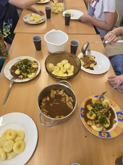 uczniowie próbują swoich potraw