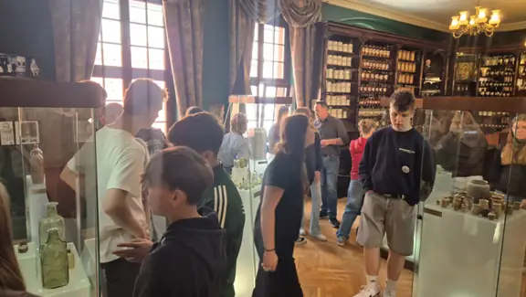 Uczniowie zwiedzają wystawę w muzeum