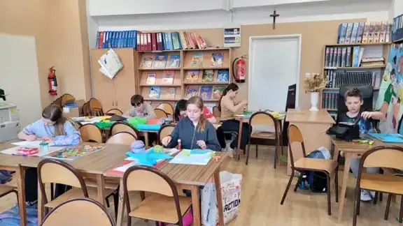 dzieci-wykonuja-prace-plastyczne-jpg