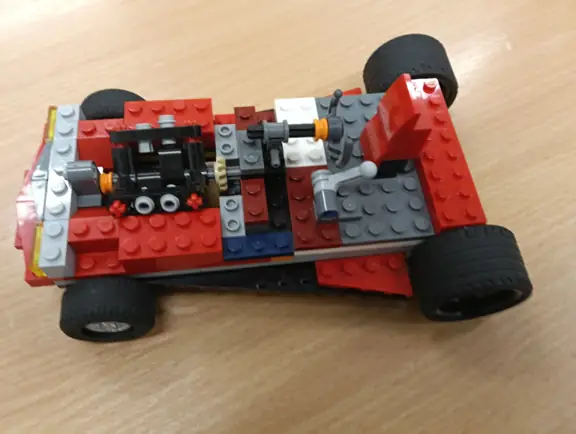 samochód ucznia z klocków lego wraz z silnikiem czterosuwowym