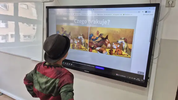 Chłopiec porównuje obrazki.