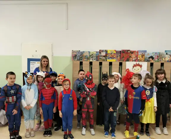 Dzień Postaci z Bajek - pamiątkowe zdjęcie klasy Id.