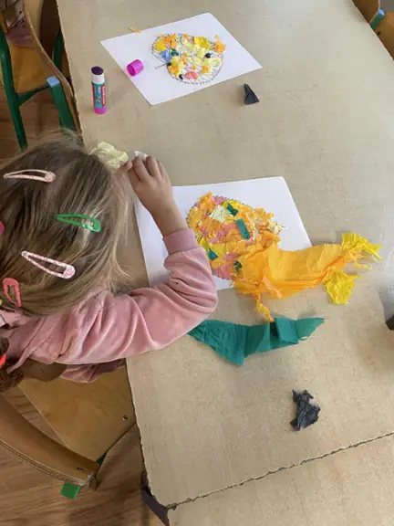 Wspólne zajęcia plastyczne w miłej atmosferze