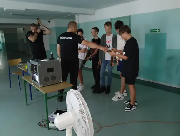 Festyn Bezpieczeństwa w SP nr 7 - ćwiczenia strzeleckie naszych uczniów klas ósmych - zdj9