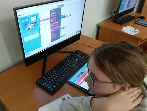 uczennica programuje SkriBota w środowisku Skriware