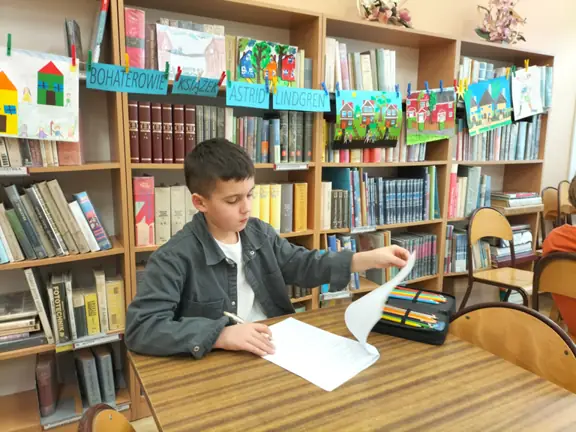 uczen-z-kl--3a-wykonuje-zadania-konkursowe-3-jpg