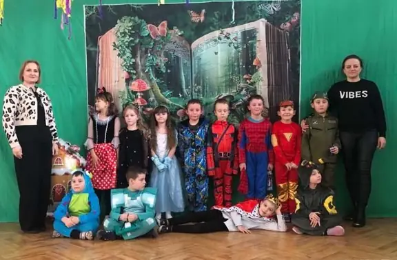 Klasa 1a z wychowawcami pozuje do zdjęcia na balu karnawałowym.