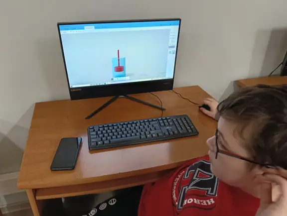 uczeń wykonuje wraz z nauczycielem projekt 3D cylindra silnika parowego w 3D Builder