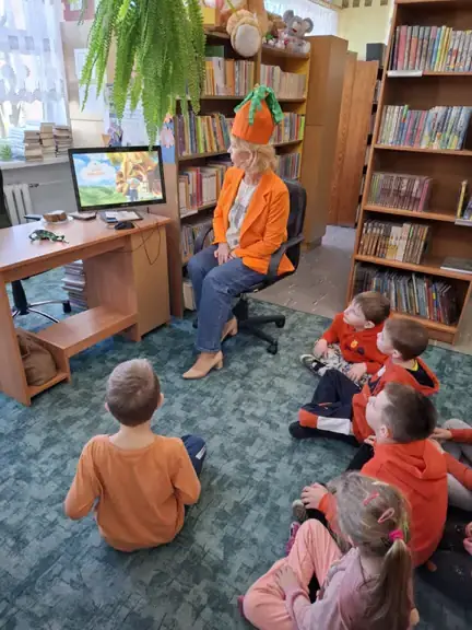 Dzieci z grupy 02 oglądają film - Kubuś i Dzień Marchewki.