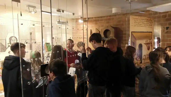 Uczniowie zwiedzają wystawy w Muzeum