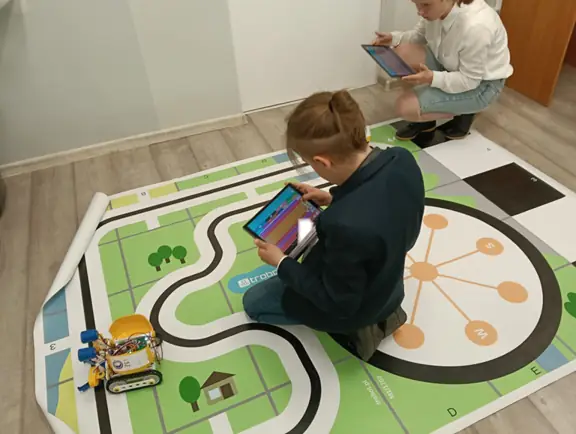 uczniowie-demonstruja-progamy-sterujace-jazda-robotami-skribot-jpg