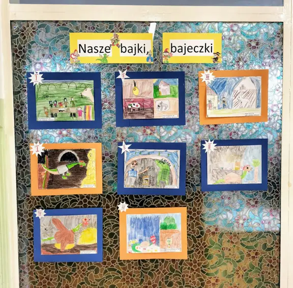 Zdjęcie przedstawia bajkowe ilustracje wykonane przez dzieci z kl. II i III.