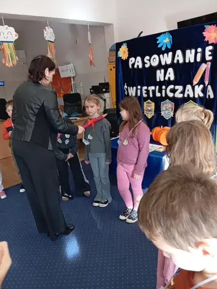 pasowanie-uczennicy-przez-pania-dyrektor-jpg