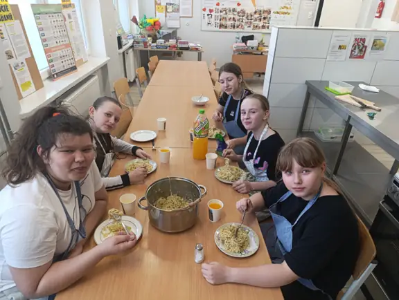 uczniowie próbują swoich potraw