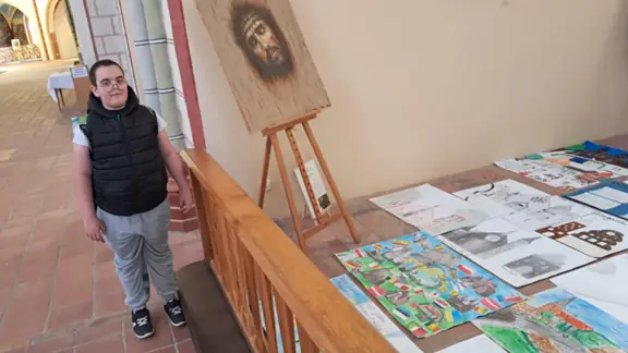 Staś przed ekspozycją pra w Galerii na podłodze