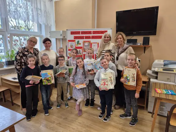 Pamiątkowe zdjęcie uczestników konkursu z jurorkami i bibliotekarkami szkolnymi.
