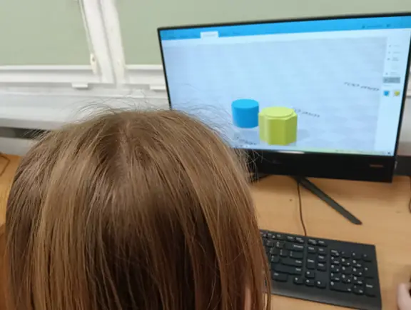uczennica wykonuje własny projekt 3D w 3D Builder