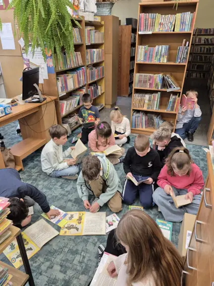 uczniowie-zapoznaja-sie-z-fragmentami-tekstu-z-ksiazeczek-przygotowanych-przez-panie-bibliotekarki-2--jpg