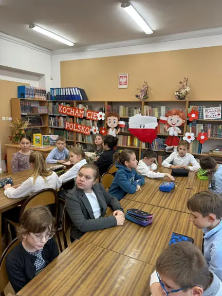 Uczniowie kl. IIIb uczestniczą w zajęciach - 11 listopada - Narodowe Święto Niepodległości.