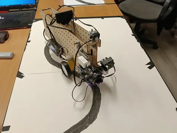 robot kołowy CyberPi jedzie wzdłuż linii