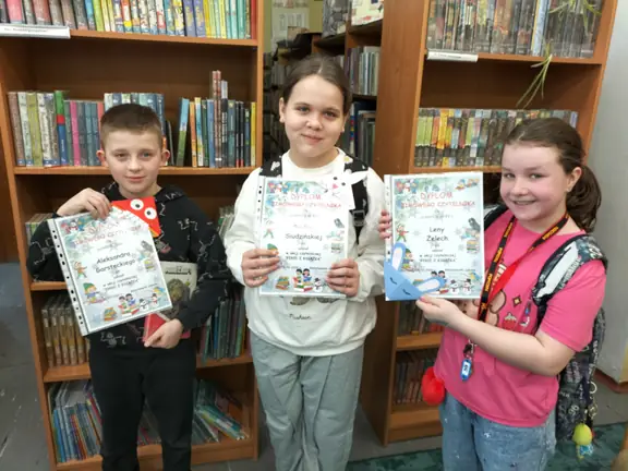 zimowi-czytelnicy-aleksander-z-kl--2a-oraz-paulina-i-lena-z-kl--4c--jpg