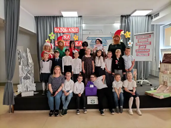 Pamiątkowe zdjęcie uczniów kl. Ic z aktorami.