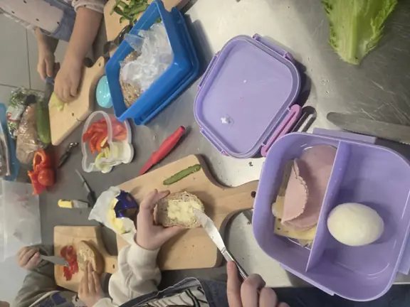 uczniowie przy pracy w kuchni