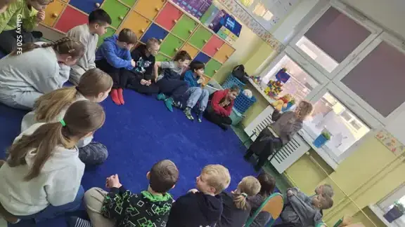 bibliotekarka-rozmawia-z-uczniami-z-kl--3a-o-kubusiu-puchatku--jpg