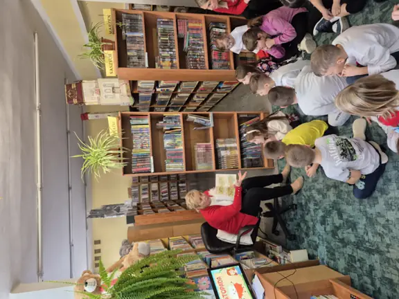 Uczniowie kl. Id słuchają opowiadania p. bibliotekarki o początkach państwa polskiego.