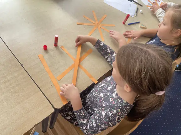 Tworzymy dynie z wyciętych elementów