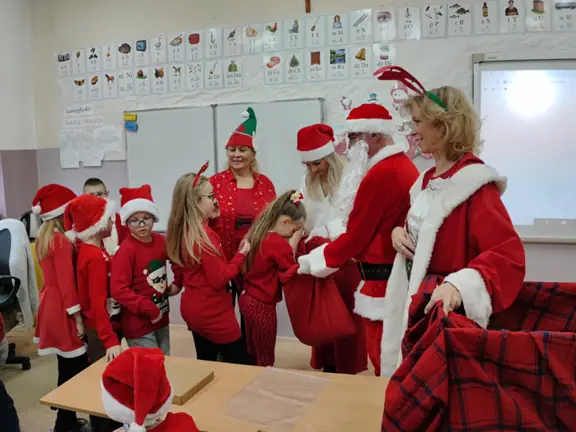 Uczniowie z kl. IIb stoją w kolejce do Mikołaja.