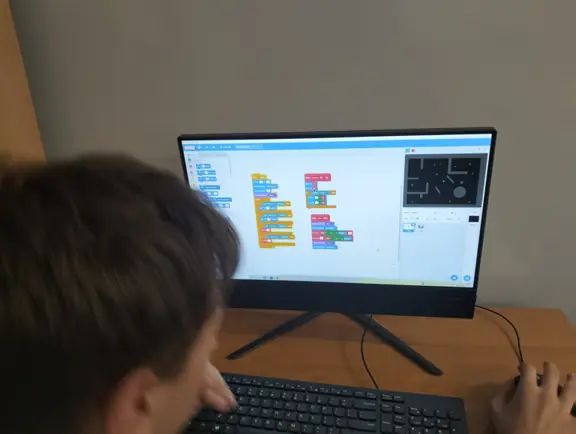 uczeń w środowisku mBlock programuje własną wersję gry