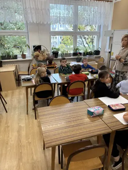 Uczniowie kl. IIc w czytelni.