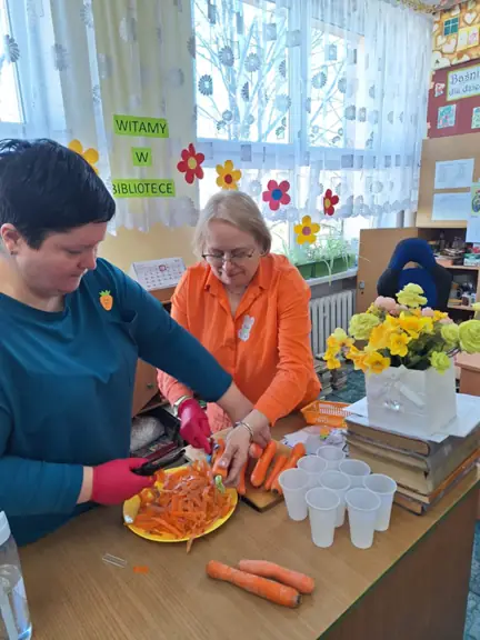 Wychowawczynie obierają marchewki dla dzieci.