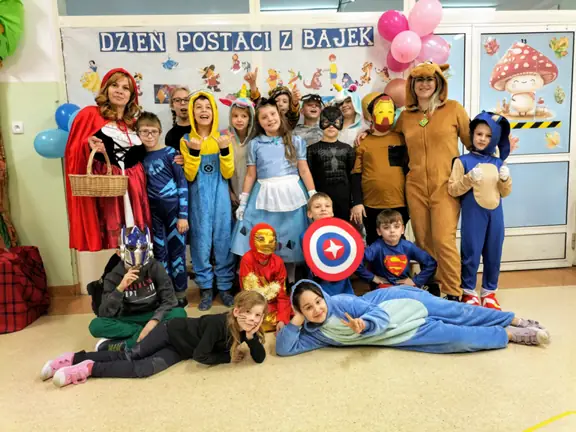 Uczniowie kl. IIb razem z wychowawczyniami pozują do pamiątkowego zdjęcia.