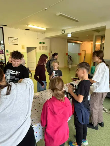 uczniowie częstują melisą