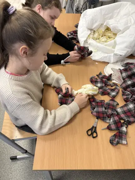 uczennice szyją na maszynie