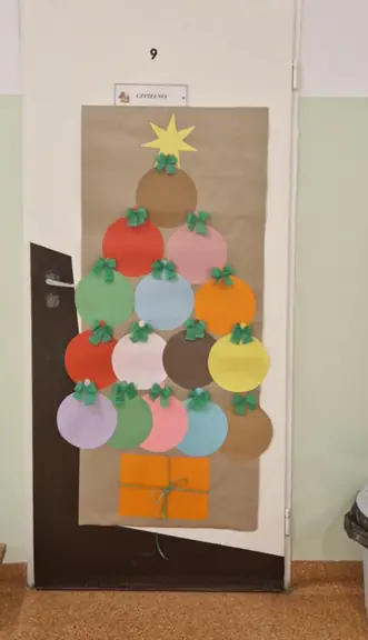 Dekoracja na drzwiach do sali lekcyjnej