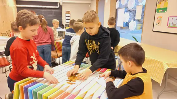 Dzieci układją puzzle